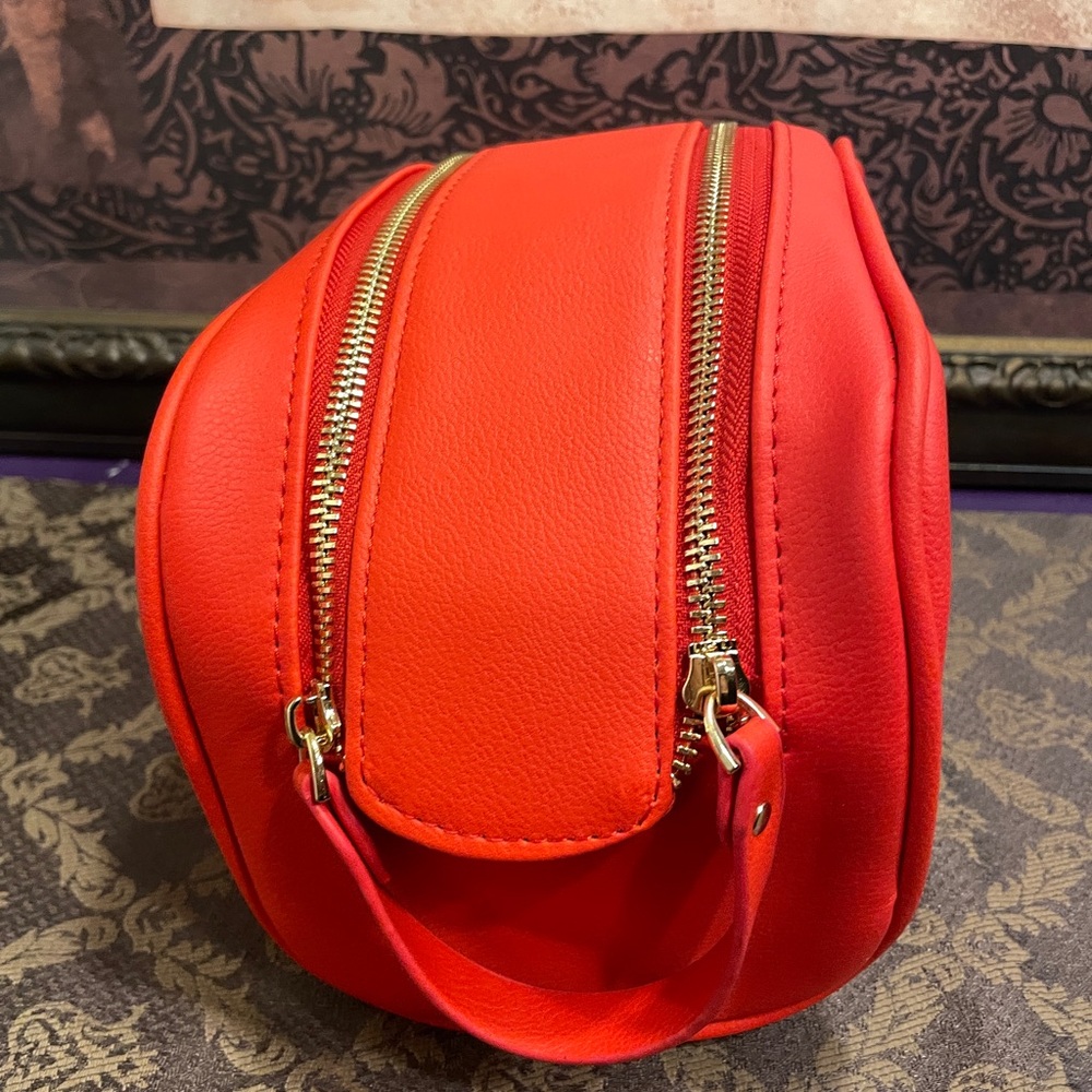 TRULY Red Vanity Case - Picture 5 of 10
